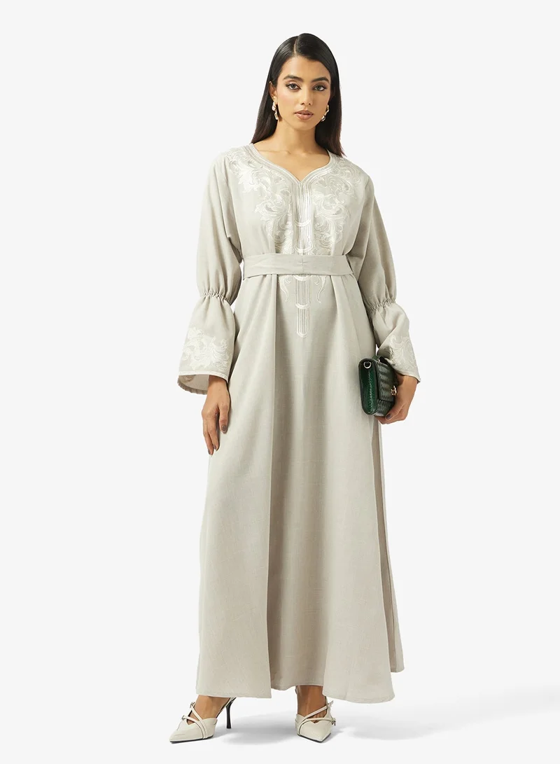 هيا كلوزيت جلابية مطرزة بالزهور في الأمام وحزام